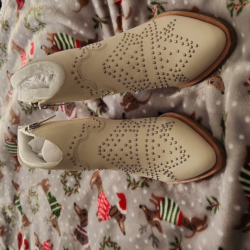 Women's off white western booties never worn.